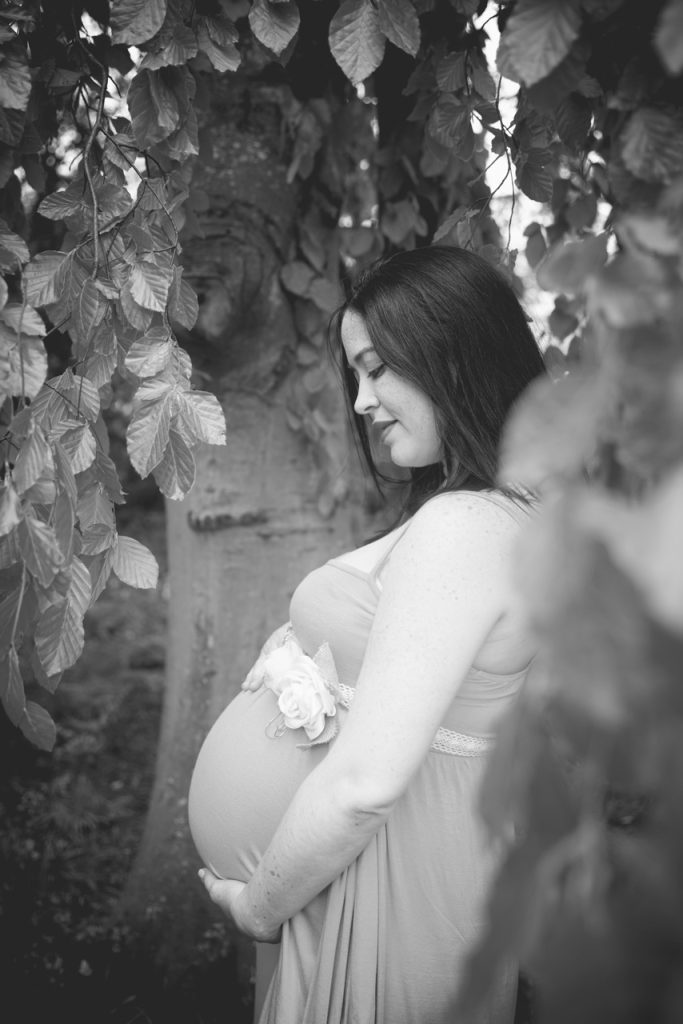 family photographer prices Aberdeen. Maternity outdoors sesion